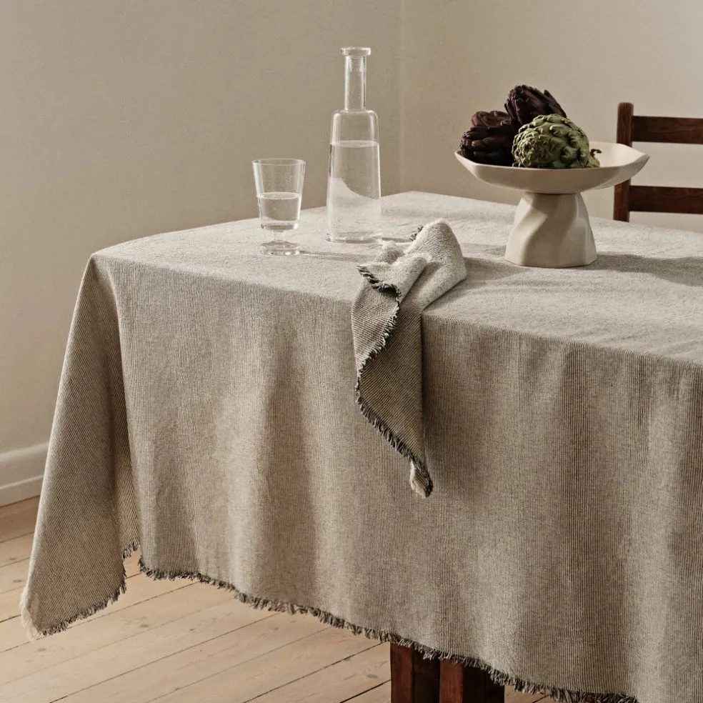 Elouise bordduk 300 x 160 cm, svart/offwhite