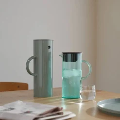 EM77 kanne med lokk 1,5 liter, smoke