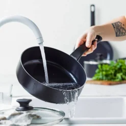 Essence stekepanne med lokk 28 cm, svart
