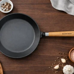 Exclusive Line støpejernspanne med utbrettet kant, 24 cm — eik