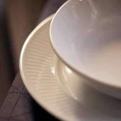 Hvit Plissé tallerken, Ø 17 cm.