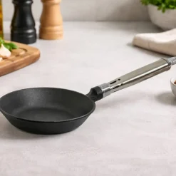 Maestro støpejernsstekepanne med rundet kant, 24 cm