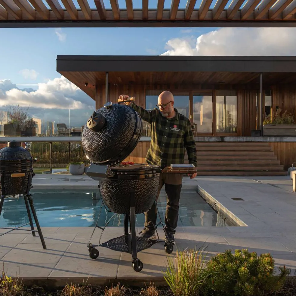 Maxi Gen 2 kamadogrill med tilbehørspakke, svart