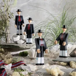 Norsk bunad-mann, svart/rød/hvit