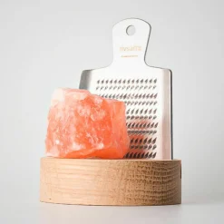 Original sett med rivjern, saltstein og bordstativ i eik