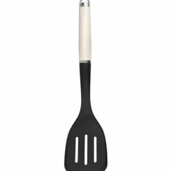 Perforert stekespade, almond cream