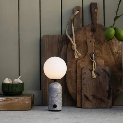 Torrano bærbar bordlampe, beige travertine