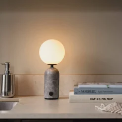 Torrano bærbar bordlampe, beige travertine